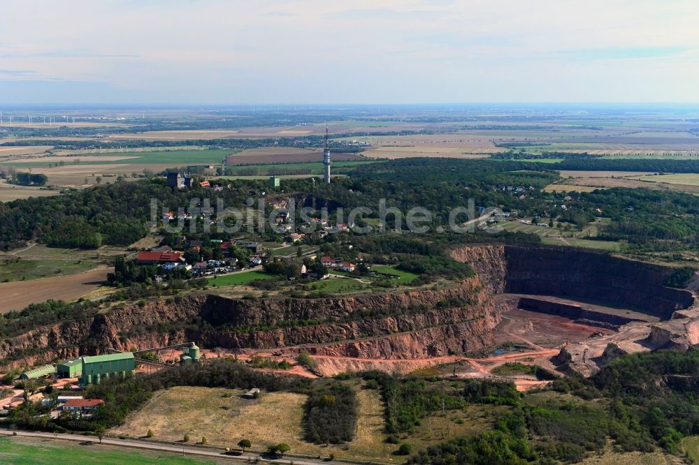 Luftbild Petersberg - Steinbruch zum Abbau von Quarzporphyr in Petersberg im Bundesland Sachsen-Anhalt, Deutschland
