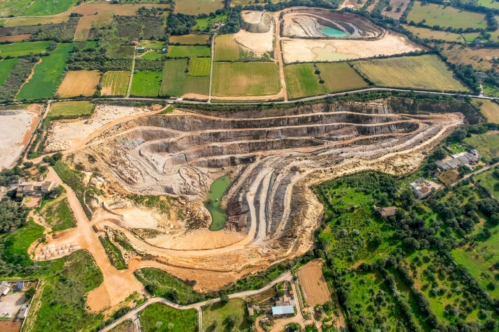 Luftaufnahme Felanich - Steinbruch zum Abbau von Sandstein in Felanitx in Balearische Insel Mallorca, Spanien