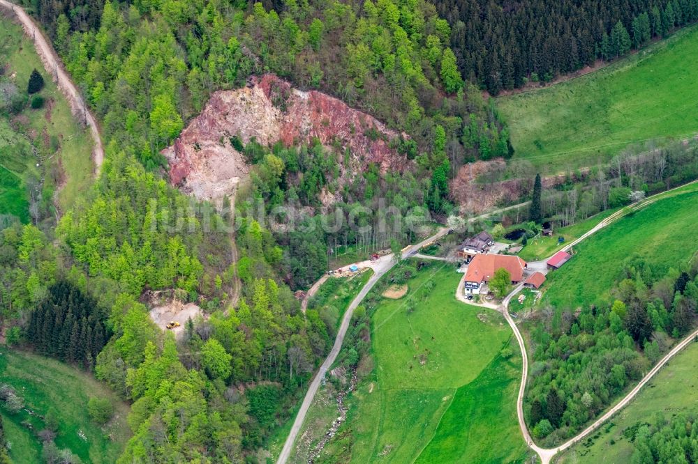 Yach aus der Vogelperspektive: Steinbruch zum Abbau von Am Schneiderhof Disch in Yach im Bundesland Baden-Württemberg, Deutschland
