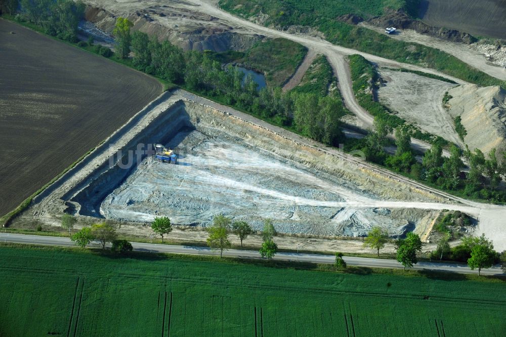 Luftaufnahme Peißen - Steinbruch zum Abbau von Tonstein in Peißen im Bundesland Sachsen-Anhalt, Deutschland