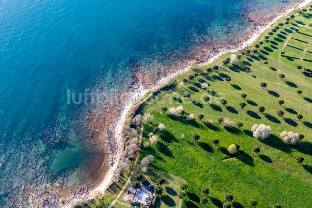 Luftaufnahme Karigador - Steinige Strand- Landschaft an der Küste der Adria mit Camping Park Umag Mobile Homes in Karigador in Istirien - Istarska zupanija, Kroatien