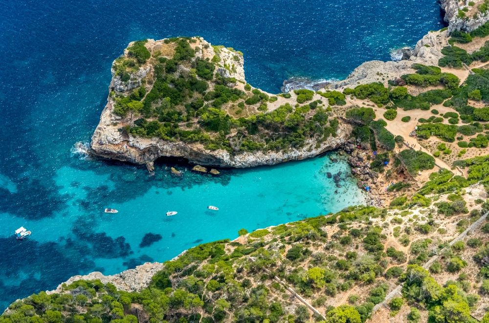 Cap des Moro aus der Vogelperspektive: Steinige Strand- Landschaft an der Küste Caló des Moro in Cap des Moro in Balearische Insel Mallorca, Spanien