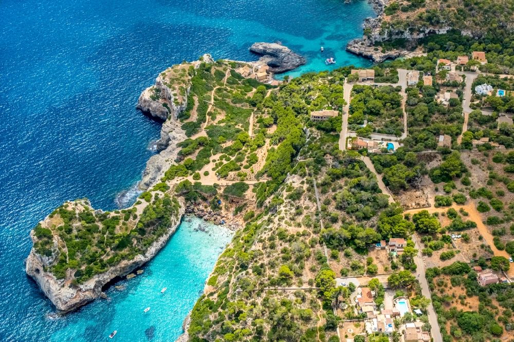 Luftbild Cap des Moro - Steinige Strand- Landschaft an der Küste Caló des Moro in Cap des Moro in Balearische Insel Mallorca, Spanien