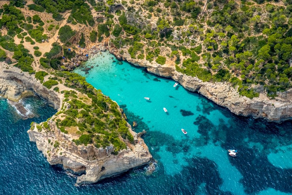 Luftaufnahme Cap des Moro - Steinige Strand- Landschaft an der Küste Caló des Moro in Cap des Moro in Balearische Insel Mallorca, Spanien
