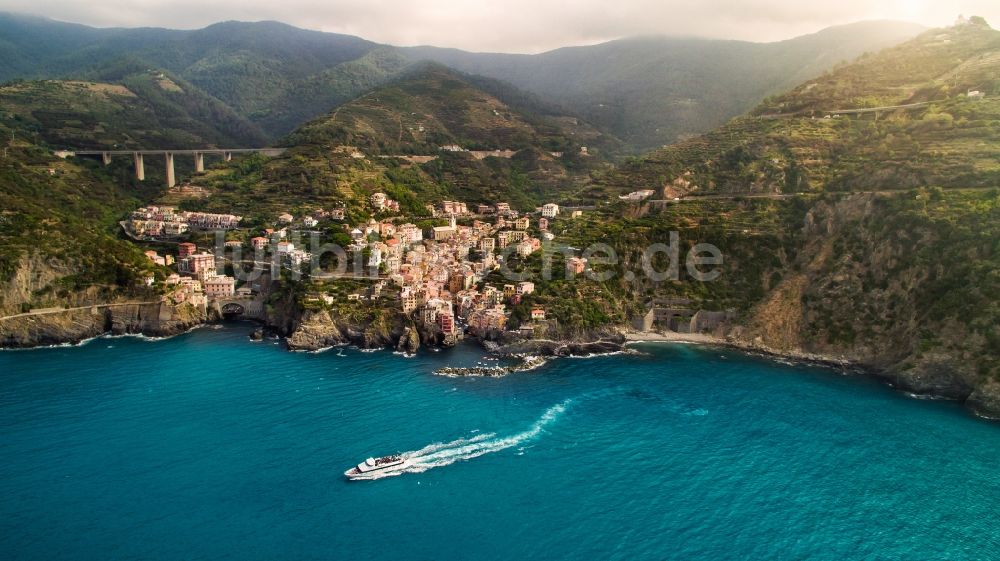 Luftbild Riomaggiore - Steinige Strand- Landschaft an der Küste des Mittelmeeres in Riomaggiore in Liguria, Italien