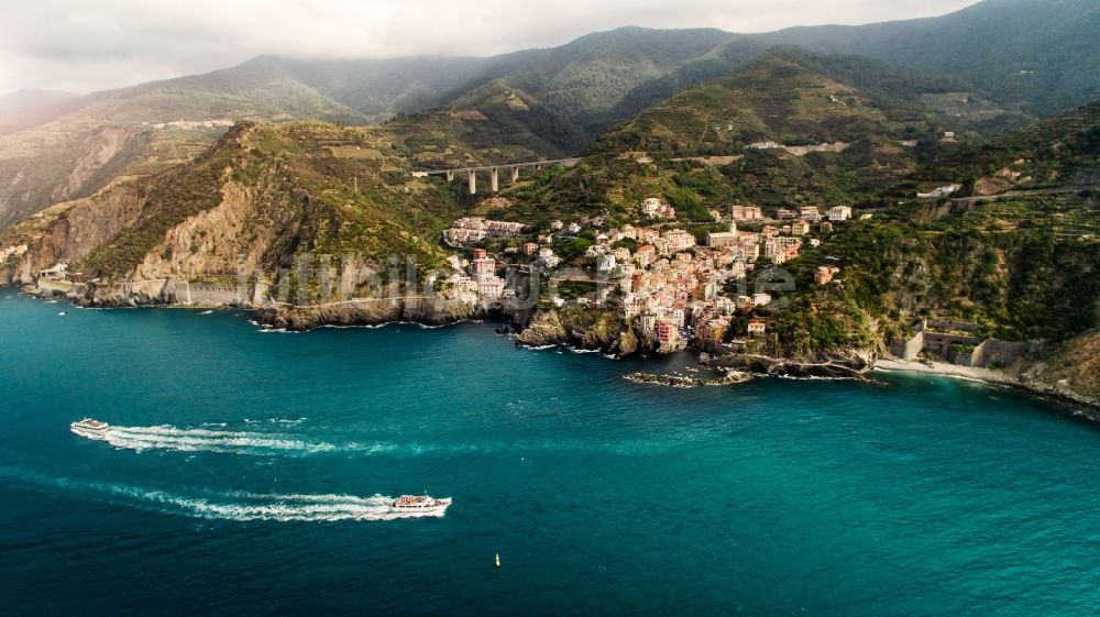 Luftaufnahme Riomaggiore - Steinige Strand- Landschaft an der Küste des Mittelmeeres in Riomaggiore in Liguria, Italien