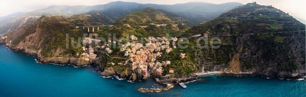 Riomaggiore von oben - Steinige Strand- Landschaft an der Küste des Mittelmeeres in Riomaggiore in Liguria, Italien