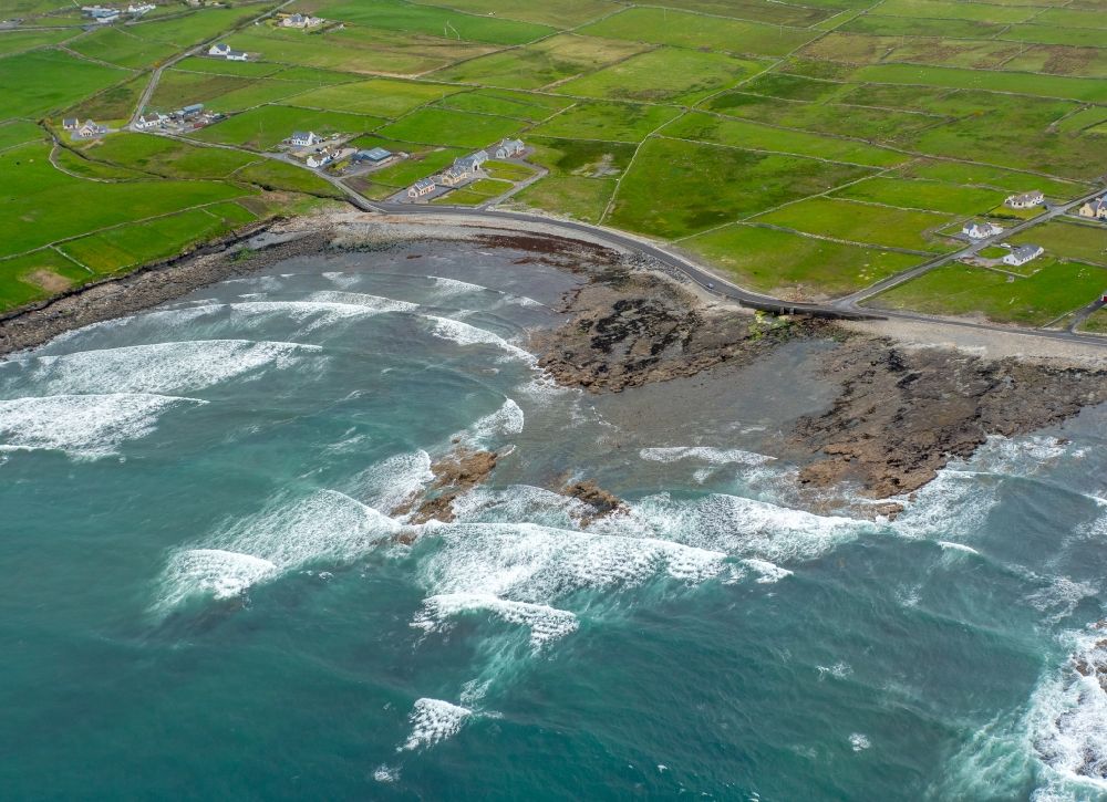 Luftaufnahme Clahane - Steinige Strand- Landschaft an der Küste Nordatlantischer Ozean in Clahane in Clare, Irland