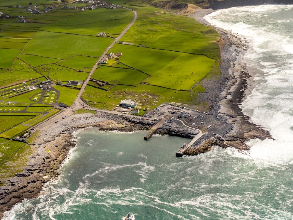 Doolin von oben - Steinige Strand- Landschaft an der Küste Nordatlantischer Ozean in Doolin in Clare, Irland