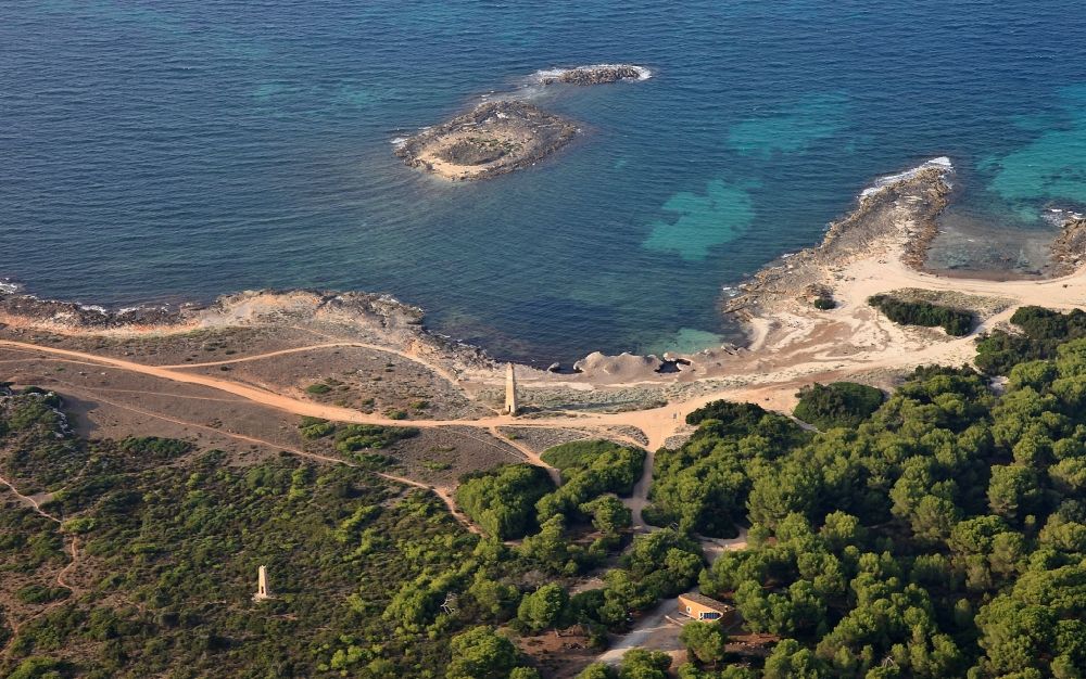 Luftaufnahme Son Sierra de Marina - Steinige Strand- Landschaft an der Küste mit Obelisken- und Peilturm- Resten der Marine in Son Sierra de Marina auf der balearischen Mittelmeerinsel Mallorca, Spanien
