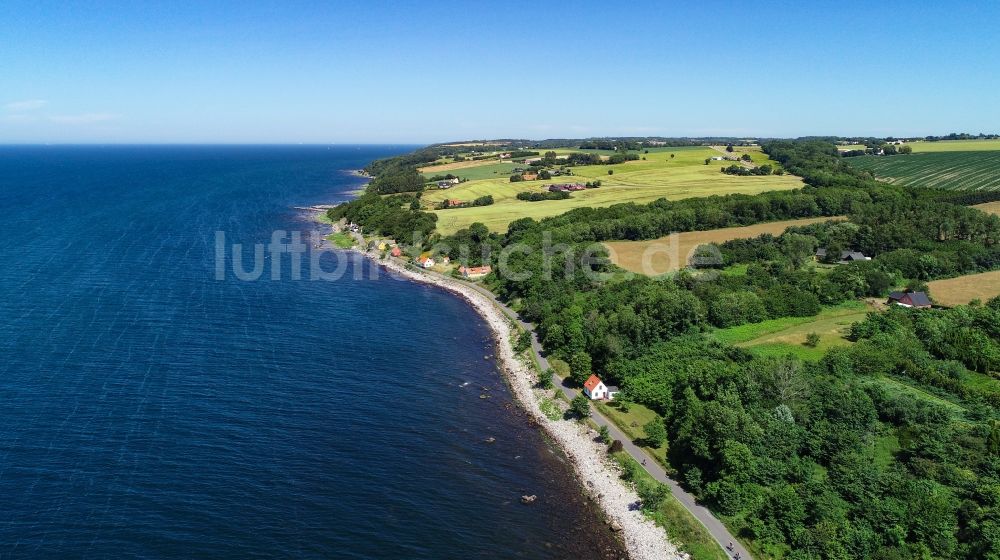 Luftaufnahme Helligpeder - Steinige Strand- Landschaft an der Küste der Ostsee in Helligpeder in Region Hovedstaden, Dänemark