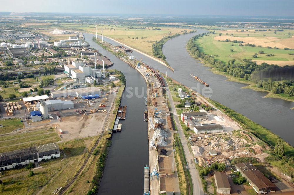 Luftaufnahme Magdeburg - Steinkopfinsel im Hafen / Binnenhafen Magdeburg an der Elbe