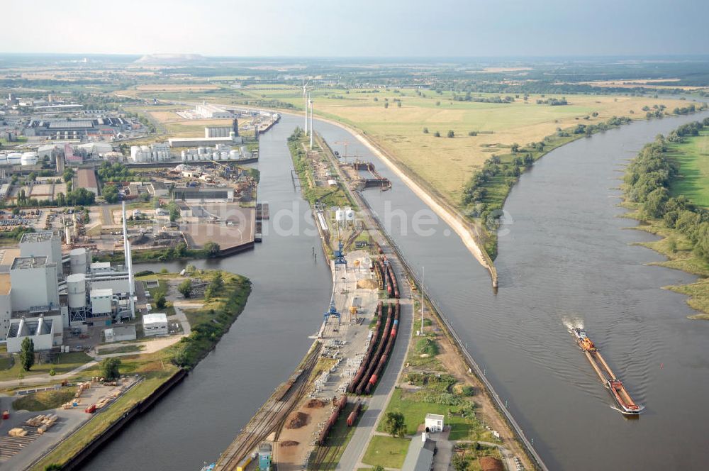Magdeburg aus der Vogelperspektive: Steinkopfinsel im Hafen / Binnenhafen Magdeburg an der Elbe