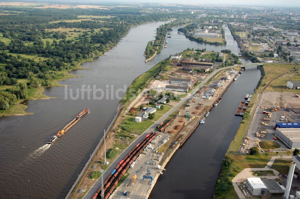 Magdeburg aus der Vogelperspektive: Steinkopfinsel im Hafen / Binnenhafen Magdeburg an der Elbe