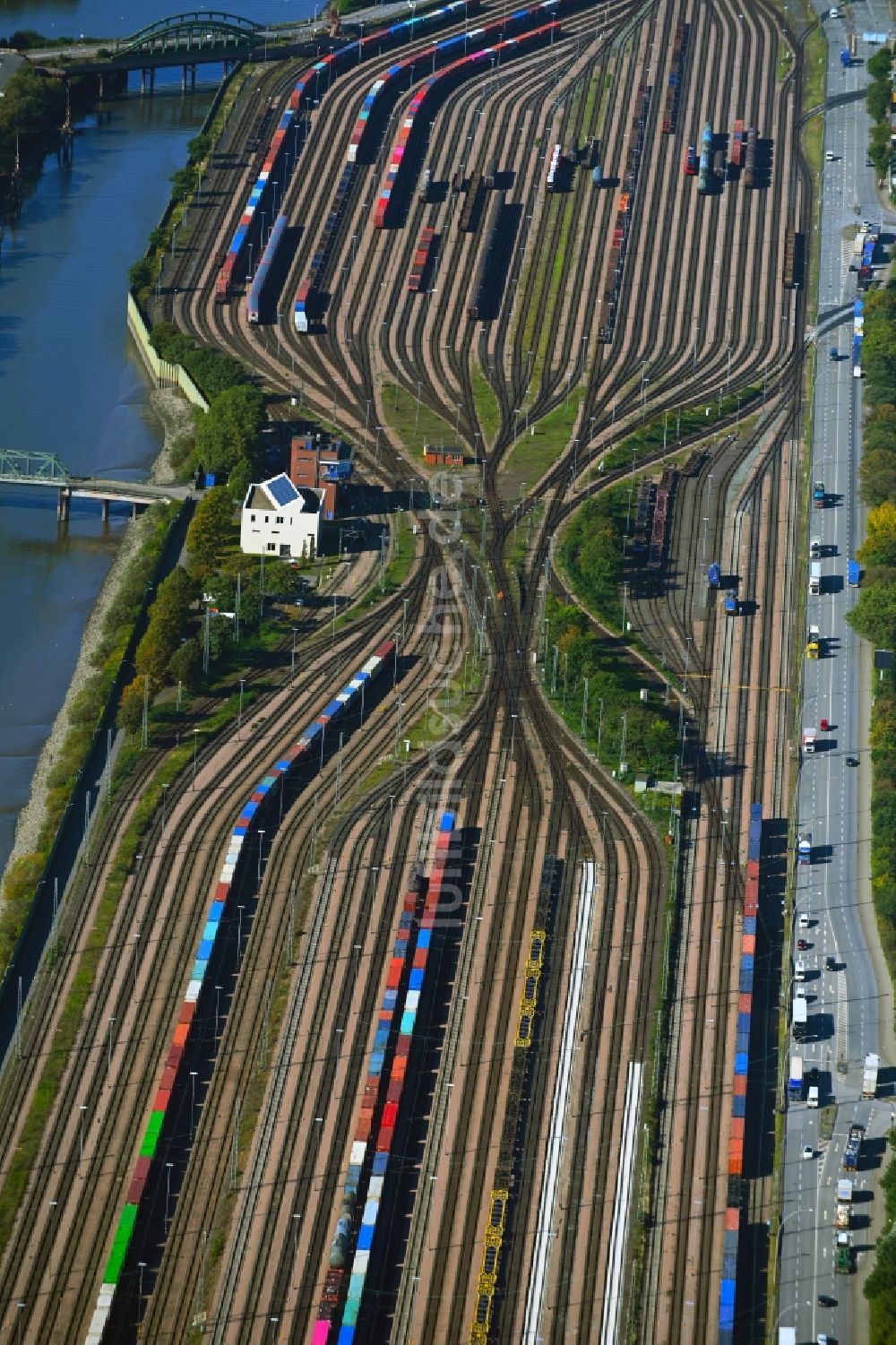 Luftbild Hamburg - Stellwerk Rangierbahnhof Hafenbahnhof Hamburg-Süd in Hamburg-Mitte - Kleiner Grasbrook