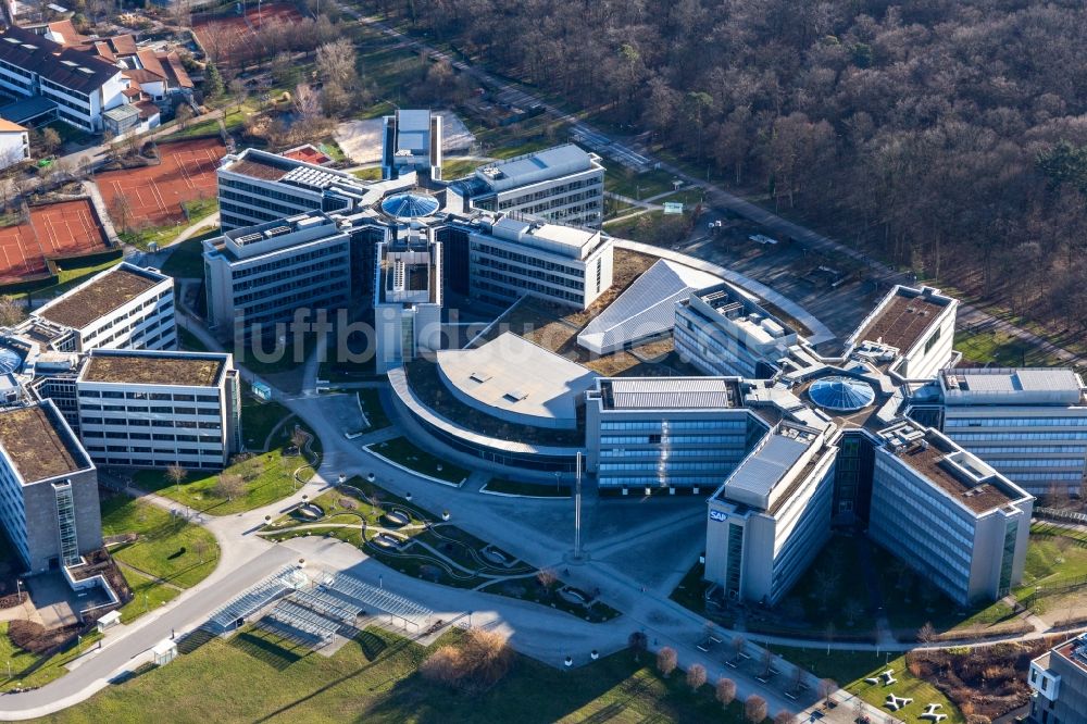 Walldorf von oben - Sternförmige Büro- und Geschäftshäuser der SAP Deutschland SE & Co. KG in Walldorf im Bundesland Baden-Württemberg