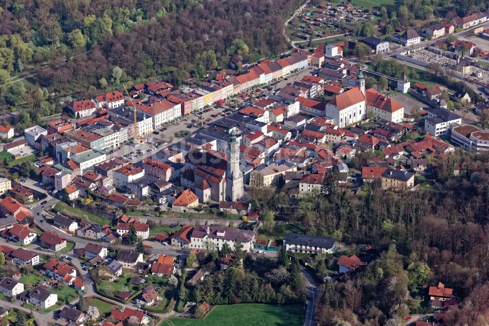 Luftbild Tittmoning - Stiftskirche St. Laurentius und Altstadt von Tittmoning an der Salzach im Bundesland Bayern