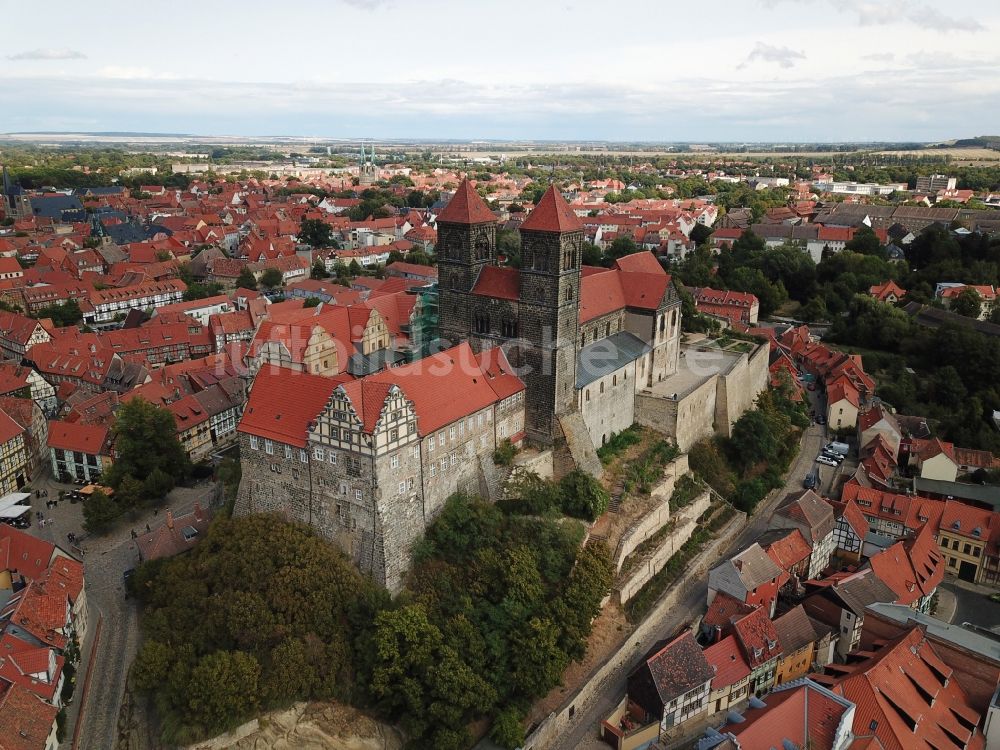 Quedlinburg von oben - Stiftskirche St. Servatius und Schloss Quedlinburg im Bundesland Sachsen-Anhalt