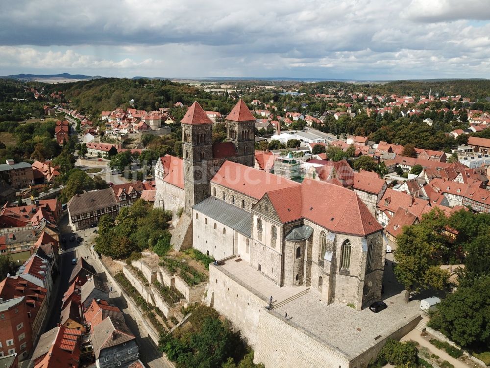 Quedlinburg aus der Vogelperspektive: Stiftskirche St. Servatius und Schloss Quedlinburg im Bundesland Sachsen-Anhalt