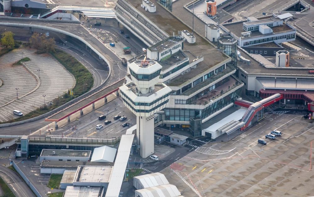 Luftaufnahme Berlin - Stillegung Terminal des Flughafens Berlin - Tegel