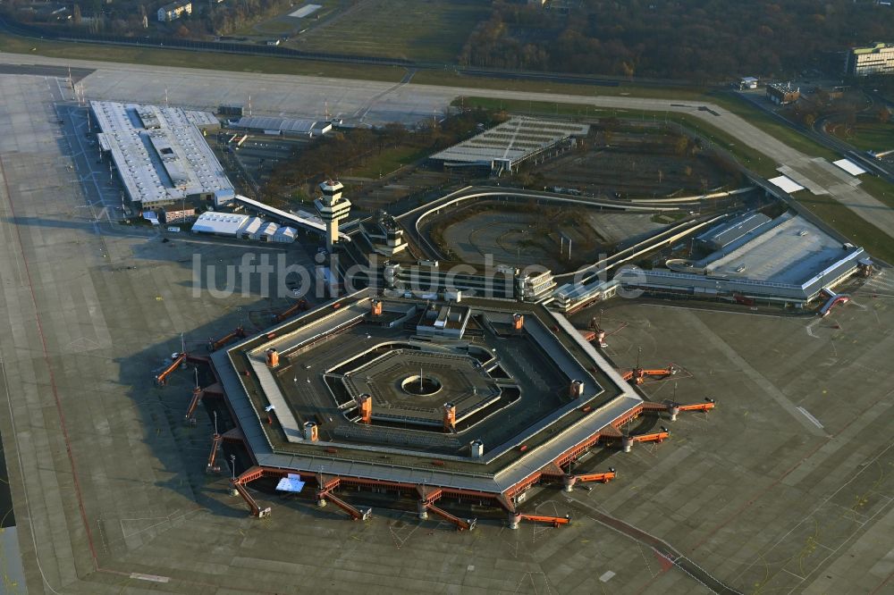 Berlin aus der Vogelperspektive: Stillegung Terminal des Flughafens Berlin - Tegel