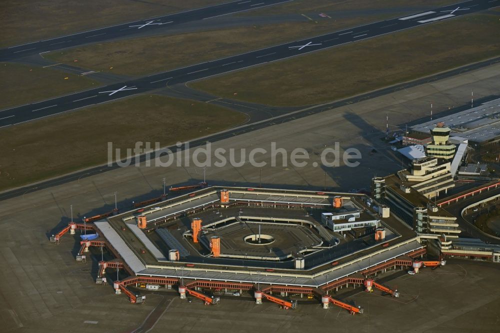 Luftbild Berlin - Stillegung Terminal des Flughafens Berlin - Tegel