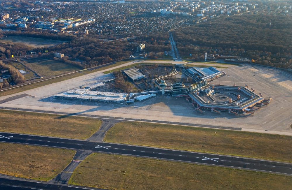 Luftbild Berlin - Stillegung Terminal des Flughafens Berlin - Tegel
