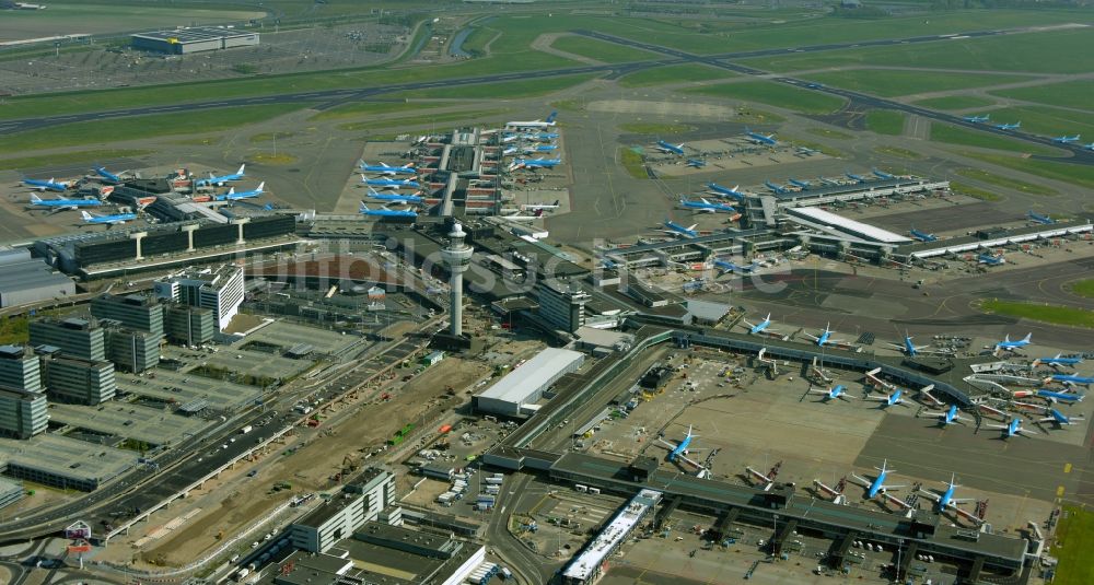 Luftaufnahme Schiphol - Stillgelegte KLM- Passagierflugzeuge an den Terminals auf dem Gelände des Flughafen in Schiphol in Noord-Holland, Niederlande