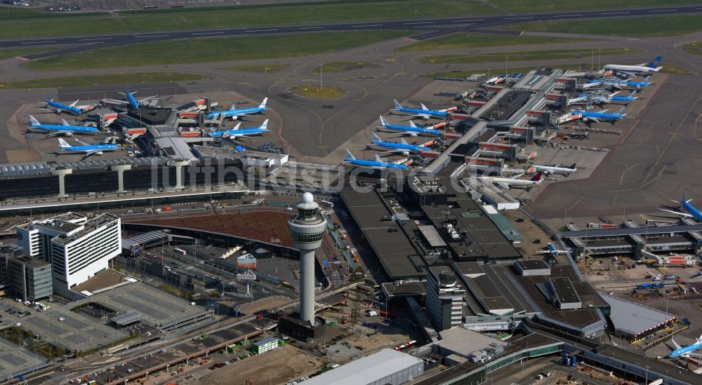 Luftbild Schiphol - Stillgelegte KLM- Passagierflugzeuge an den Terminals auf dem Gelände des Flughafen in Schiphol in Noord-Holland, Niederlande