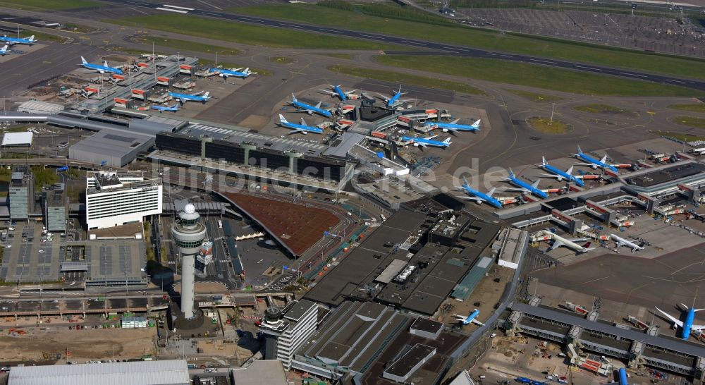 Schiphol von oben - Stillgelegte KLM- Passagierflugzeuge an den Terminals auf dem Gelände des Flughafen in Schiphol in Noord-Holland, Niederlande