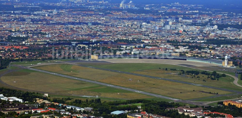 Luftaufnahme Berlin Tempelhof - Stillgelegter Flughafen Berlin - Tempelhof