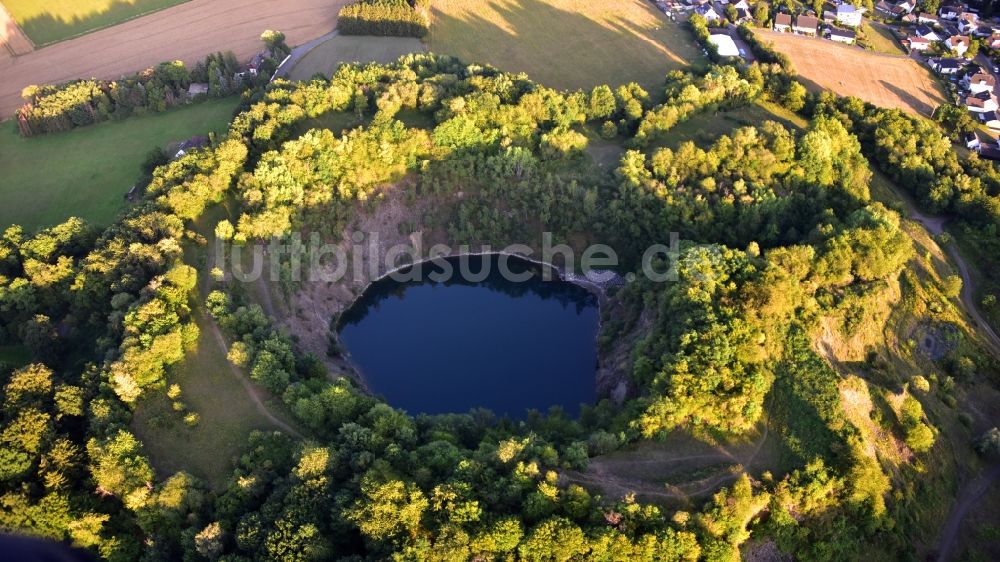 Eulenberg von oben - Stillgelegter renaturierter Steinbruch und alter Vulkankegel in Eulenberg im Bundesland Nordrhein-Westfalen, Deutschland