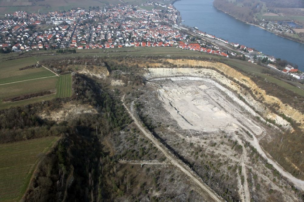 Oppenheim aus der Vogelperspektive: Stillgelegter renaturierter Steinbruch, inzwischen Naturschutzgebiet, in Oppenheim im Bundesland Rheinland-Pfalz