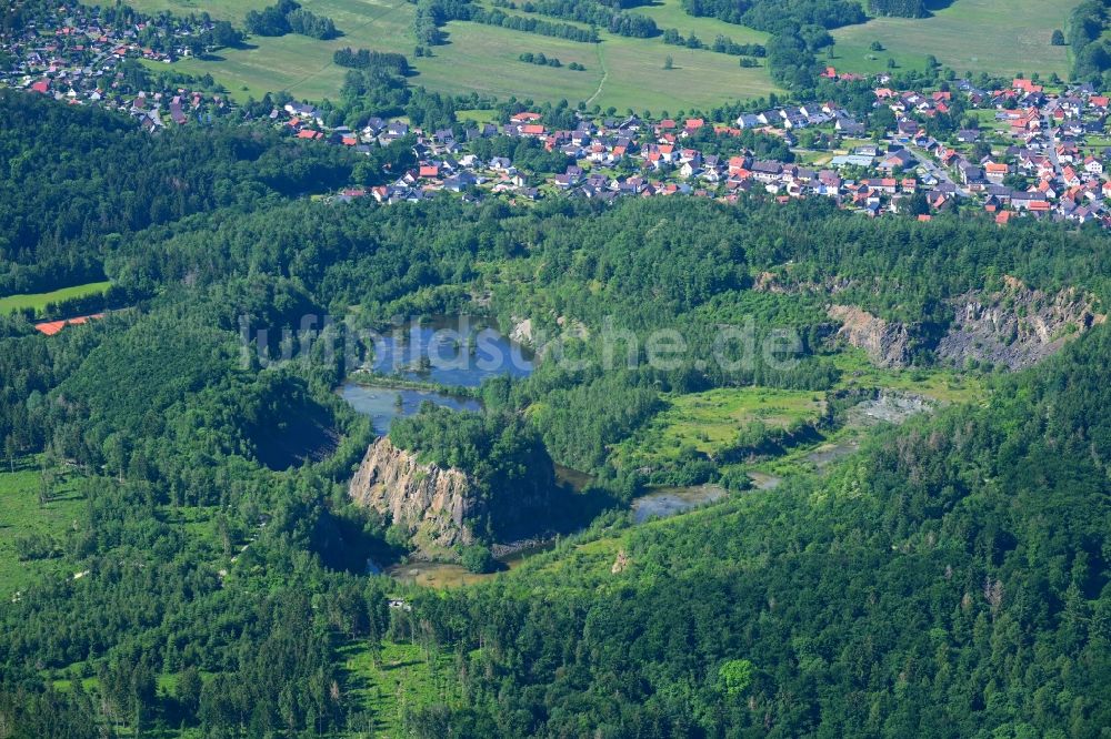 Luftaufnahme Wolfshagen im Harz - Stillgelegter renaturierter Steinbruch in Wolfshagen im Harz im Bundesland Niedersachsen, Deutschland