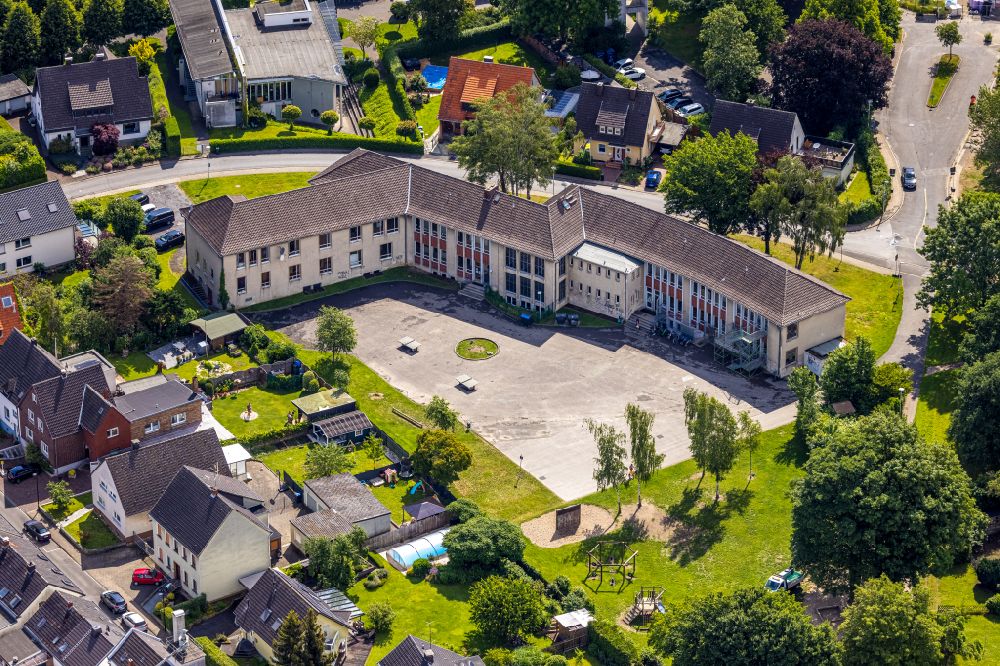 Werl von oben - Stillgelegtes ehemaliges Schul- Gebäude der Paul-Gerhardt-Schule in Werl im Bundesland Nordrhein-Westfalen, Deutschland