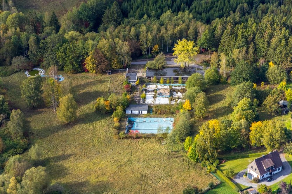 Luftbild Amecke - Stillgelegtes Freibad in Amecke im Bundesland Nordrhein-Westfalen, Deutschland