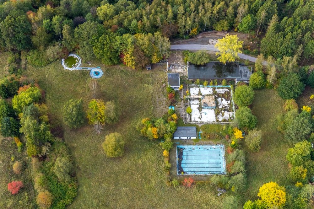 Luftaufnahme Amecke - Stillgelegtes Freibad in Amecke im Bundesland Nordrhein-Westfalen, Deutschland