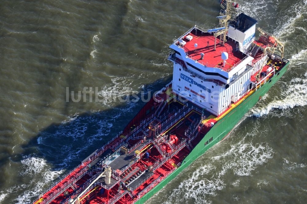 Cuxhaven von oben - STOC Tanker - Schiff bei der Fahrt vor der Nordseeküste bei Cuxhaven im Bundesland Niedersachsen