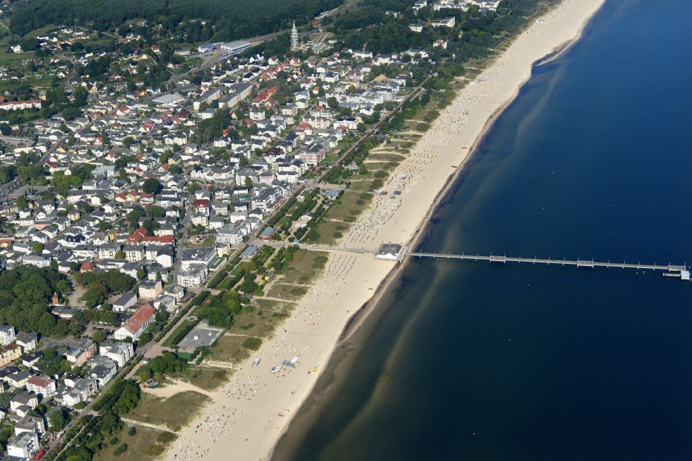 Luftbild Heringsdorf - Strand- Abschnitt des beliebten Ferien- und Urlaubsgebietes an der Ostsee- Küste der Insel Usedom in Ahlbeck im Bundesland Mecklenburg-Vorpommern