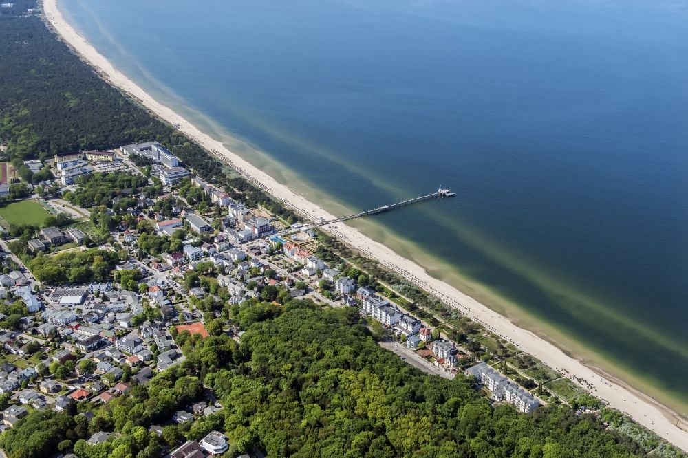 Luftaufnahme Zinnowitz - Strand- Abschnitt mit Seebrücke an der Ostsee- Küste der Insel Usedom in Zinnowitz im Bundesland Mecklenburg-Vorpommern