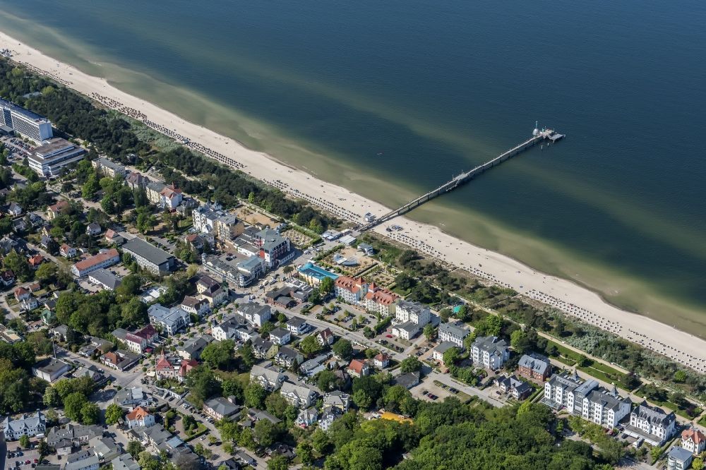 Zinnowitz von oben - Strand- Abschnitt mit Seebrücke an der Ostsee- Küste der Insel Usedom in Zinnowitz im Bundesland Mecklenburg-Vorpommern