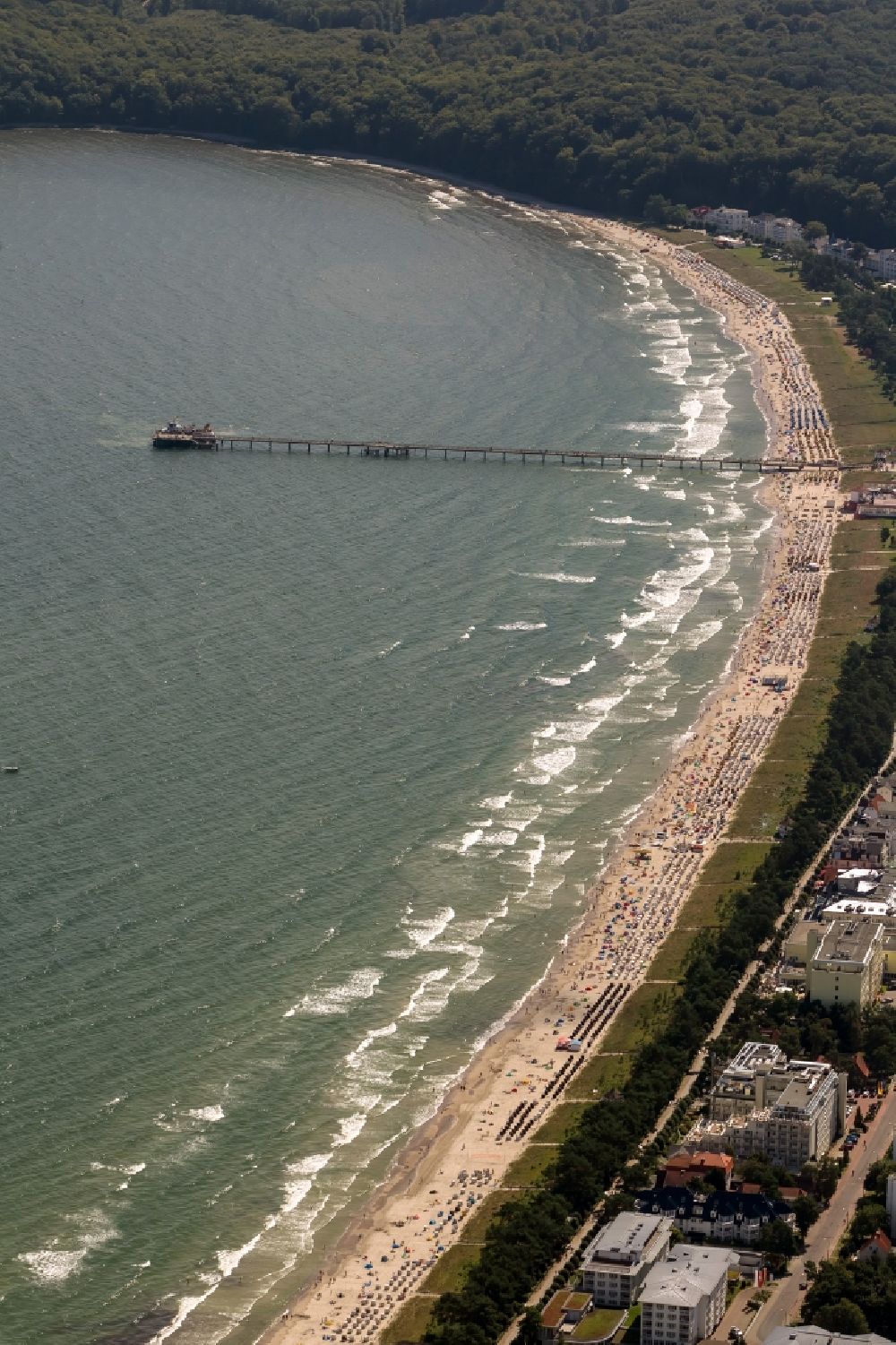 Luftaufnahme Binz - Strand von Binz auf der Insel Rügen in Mecklenburg-Vorpommern
