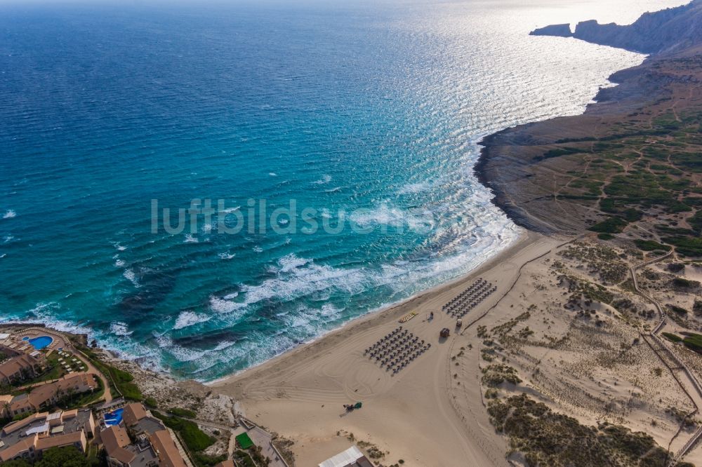 Cala Mesquida aus der Vogelperspektive: Strand von Cala Mesquida an der Mittelmeerküste der der spanischen Baleareninsel Mallorca in Spanien