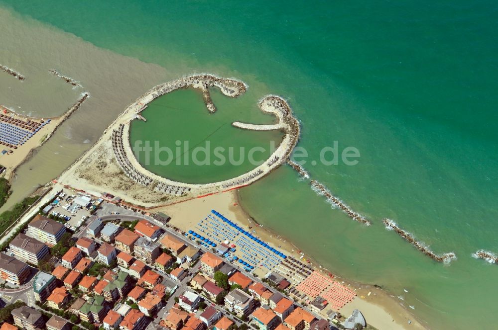 Francavilla al Mare von oben - Strand in Francavilla al Mare in der Provinz Chieti in Italien
