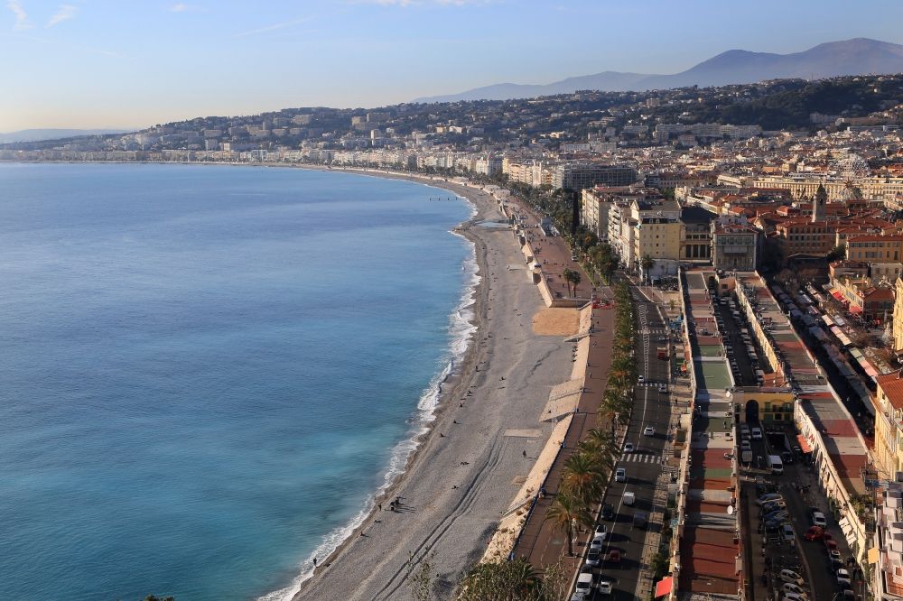 Luftaufnahme Nizza - Strand im Küstenbereich am Mittelmeer mit der Promenade des Anglais in Nizza in Provence-Alpes-Cote d'Azur, Frankreich