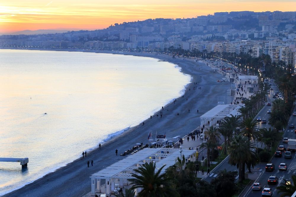 Nizza von oben - Strand im Küstenbereich am Mittelmeer mit der Promenade des Anglais in Nizza in Provence-Alpes-Cote d'Azur, Frankreich