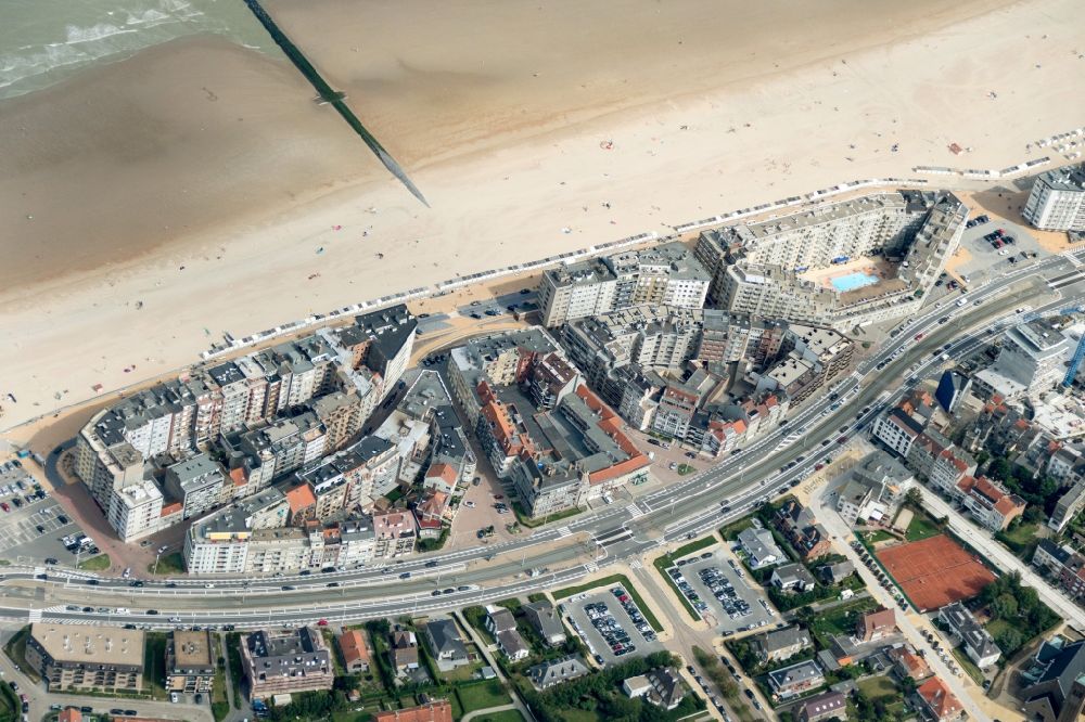 Luftaufnahme Ostende - Strand von Ostende an der belgischen Nordseeküste in Westflandern in Belgien