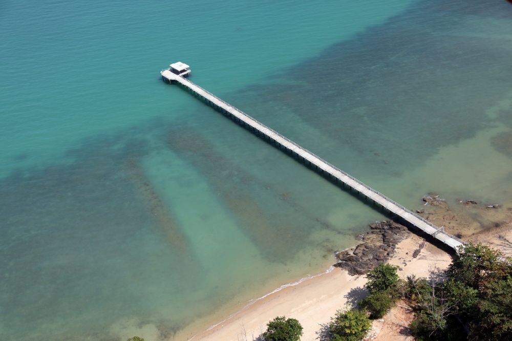 Luftaufnahme Ratsada - Strand- Seebrücke auf der Halbinsel Ko Sire ist ein Landvorsprung am Ostrand der Insel Phuket in Thailand