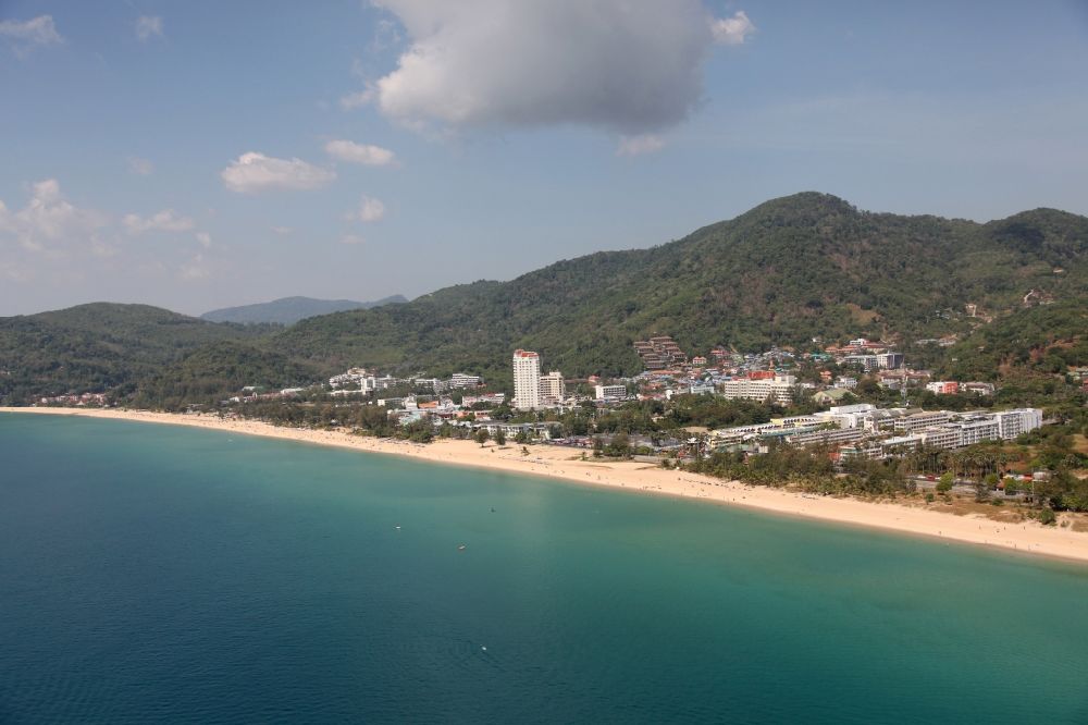 Luftaufnahme Karon - Strand und Stadt Karon auf der Insel Phuket in Thailand