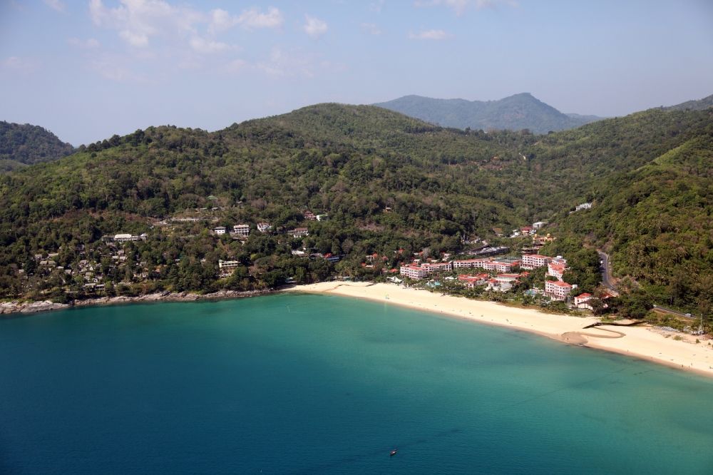 Luftbild Karon - Strand und Stadt Karon auf der Insel Phuket in Thailand
